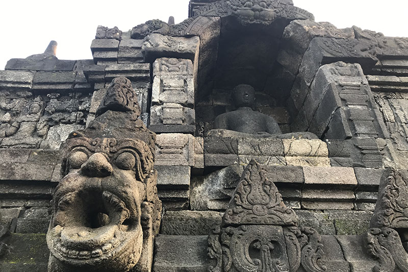 Statue a Borobudur