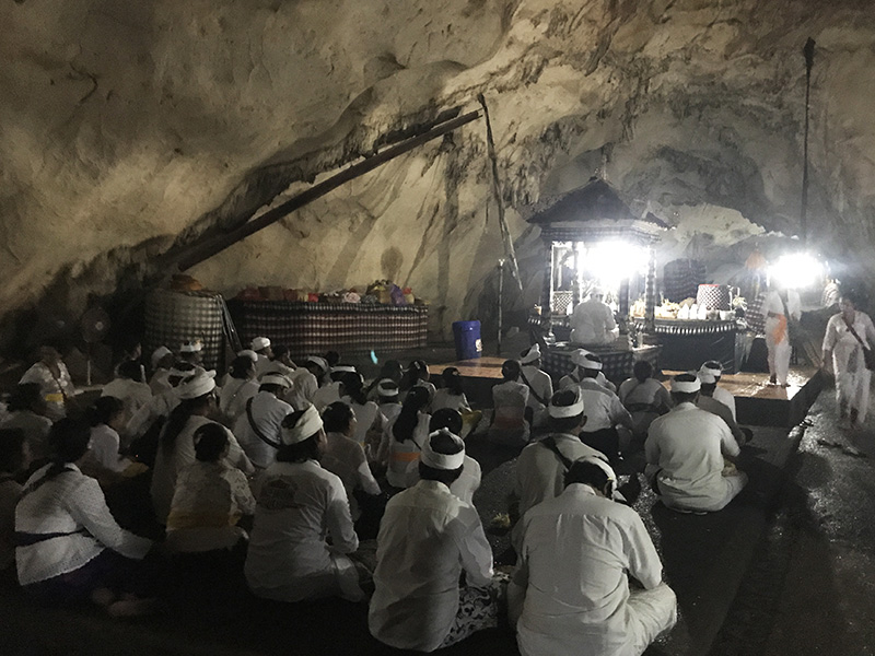 intérieur grotte Temple Goa Giri Putri Nusa Penida